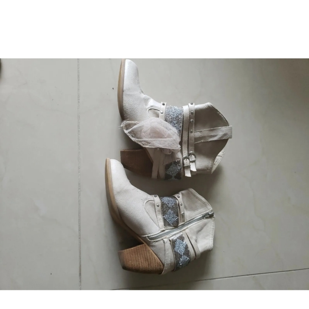 Hot rated women suede Beige high heels Beige boots Size 9